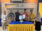 Penandatanganan MoU Bawaslu Nunukan bersama Bankaltimtara Cabang Nunukan. (FOTO:ANDI ROSWANDI/NARASIBORNEO.COM)